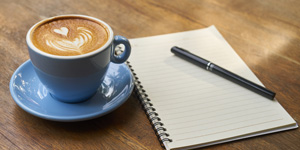 Kaffeetasse mit Notizblock